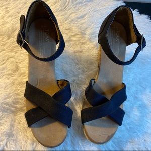 ✨toms black canvas strappy wedges✨
